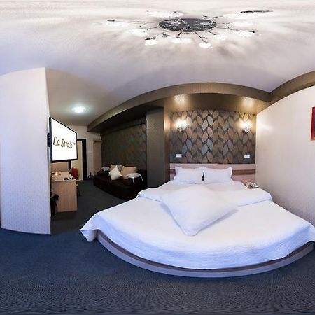 Hotel La Strada Ploieşti Habitación foto