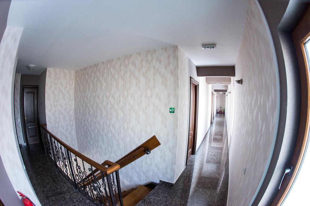 Hotel La Strada Ploieşti Exterior foto