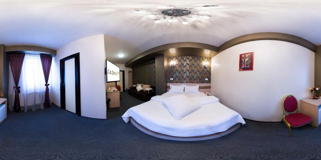 Hotel La Strada Ploieşti Habitación foto