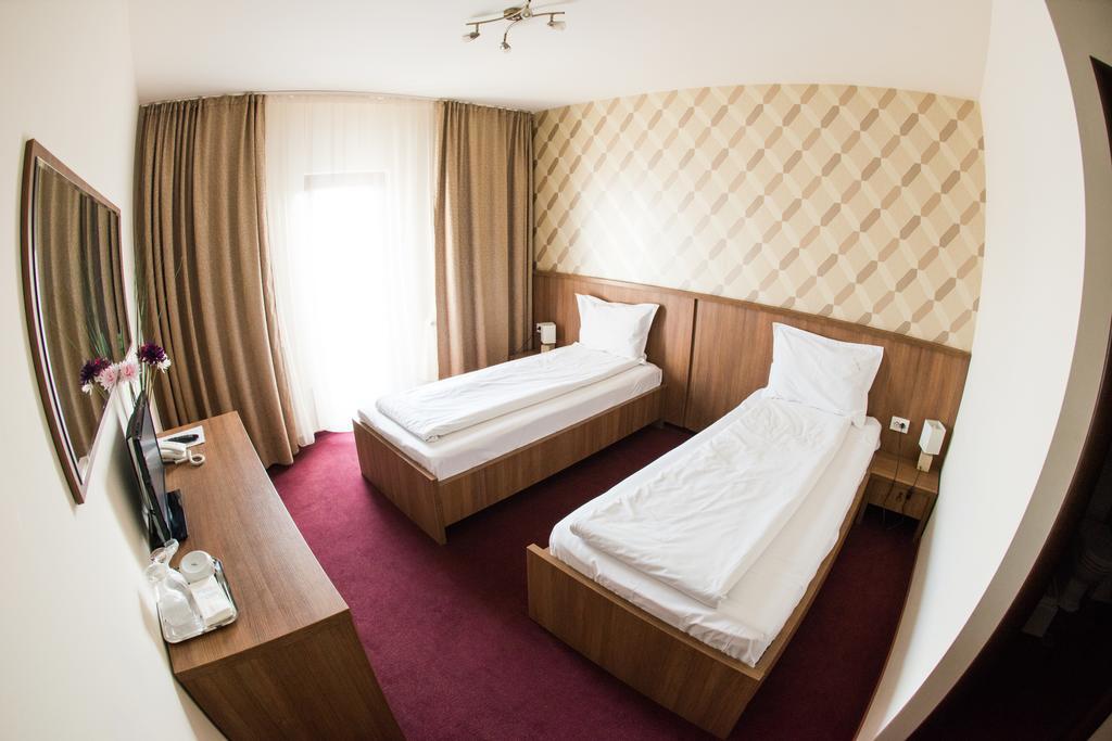 Hotel La Strada Ploieşti Exterior foto