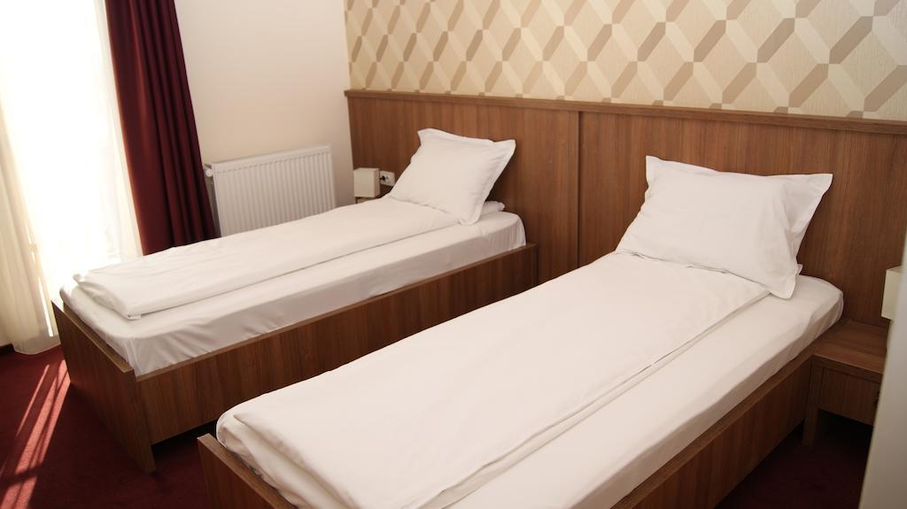 Hotel La Strada Ploieşti Habitación foto