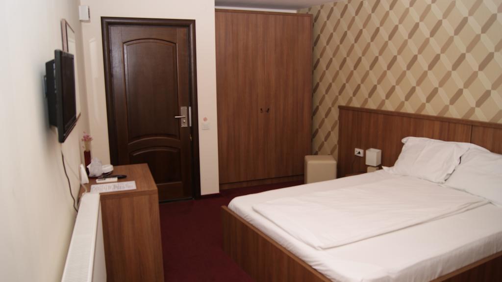 Hotel La Strada Ploieşti Habitación foto